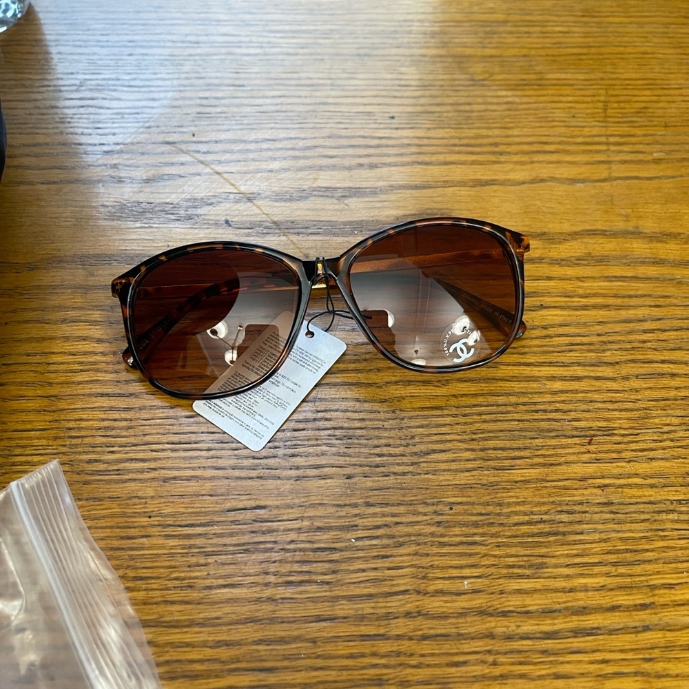 CHANEL Tortoise Shell New Sunglasses - Picture 5 of 6